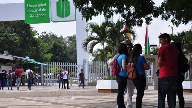 Directivas de la Universidad Industrial de Santander (UIS) les dieron la bienvenida a los 20.000 estudiantes de la UIS. Foto: Alejandra Rodríguez