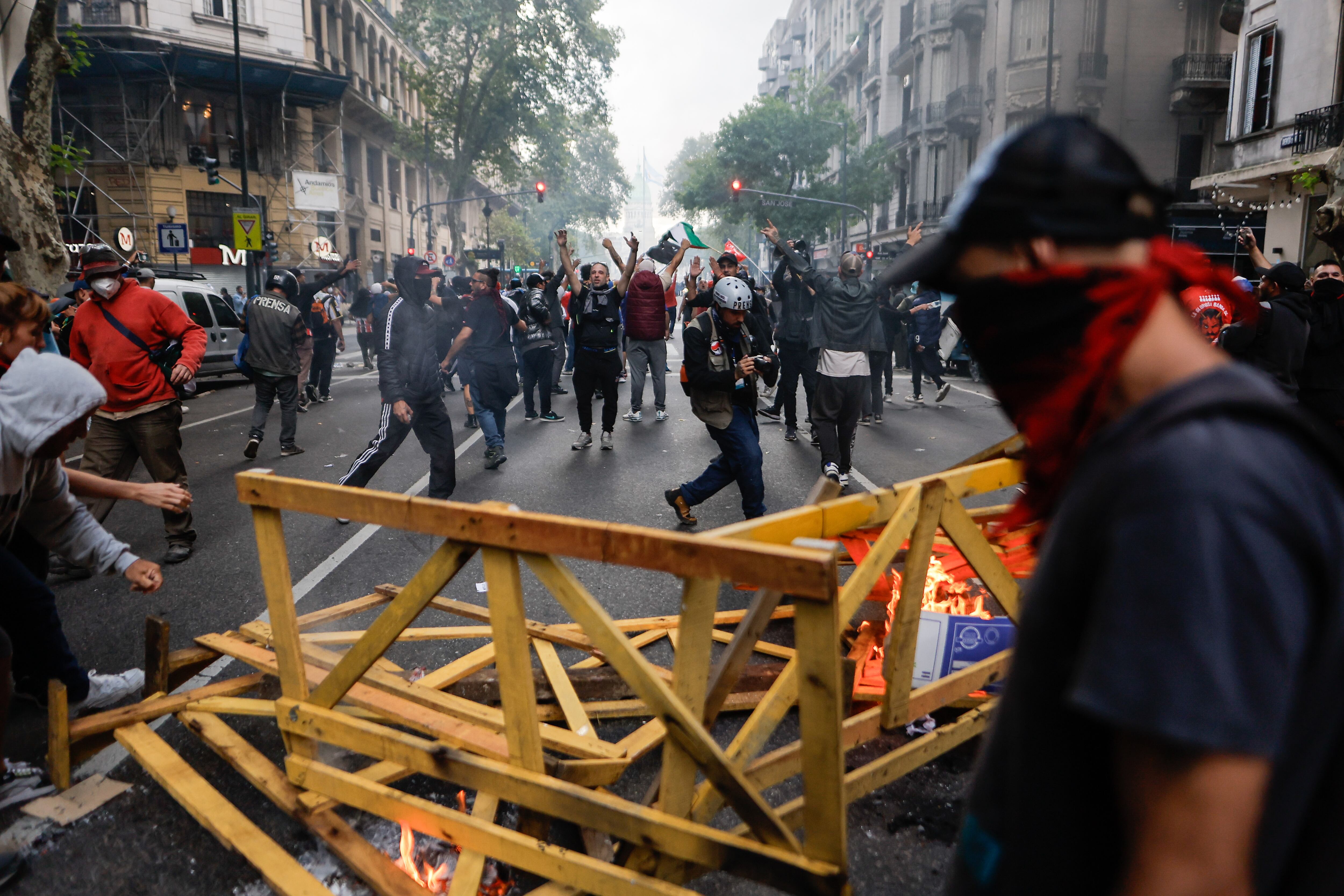 Manifestantes se enfrentan a miembros de la policía argentina. FOTO: EFE/ Juan Ignacio Roncoroni
