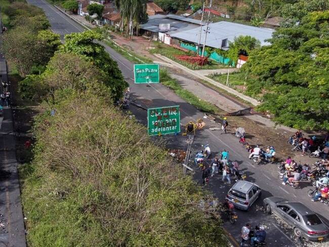 Tras el apoyo de la asistencia militar y la Policía Nacional, en el país solo persisten cuatro bloqueos que afectan el abastecimiento. Foto: Getty Images / LUIS ROBAYO