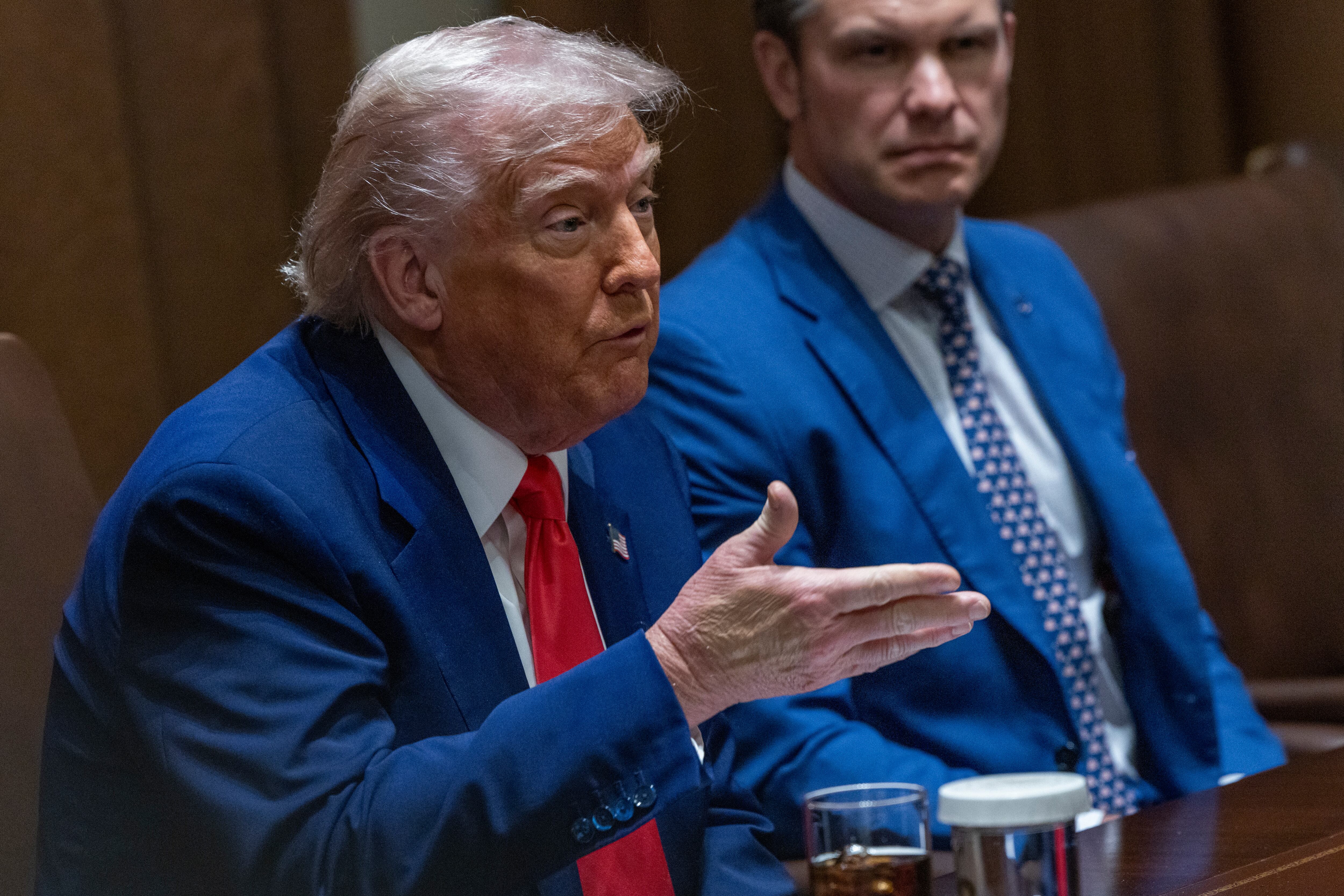 WASHINGTON (United States), 10/04/2025.- US President Donald J. Trump (L) responds to a question from the news media during a Cabinet meeting in the Cabinet Room of the White House in Washington, DC, USA, 10 April 2025. EFE/EPA/SHAWN THEW / POOL