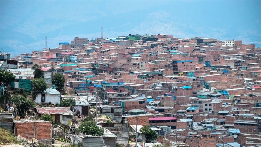 Ana vive en El Recuerdo sur, en la parte alta de Ciudad Bolívar. Un lugar sombrío con problemas de seguridad, rivalidad e infraestructura. Foto: Getty Images
