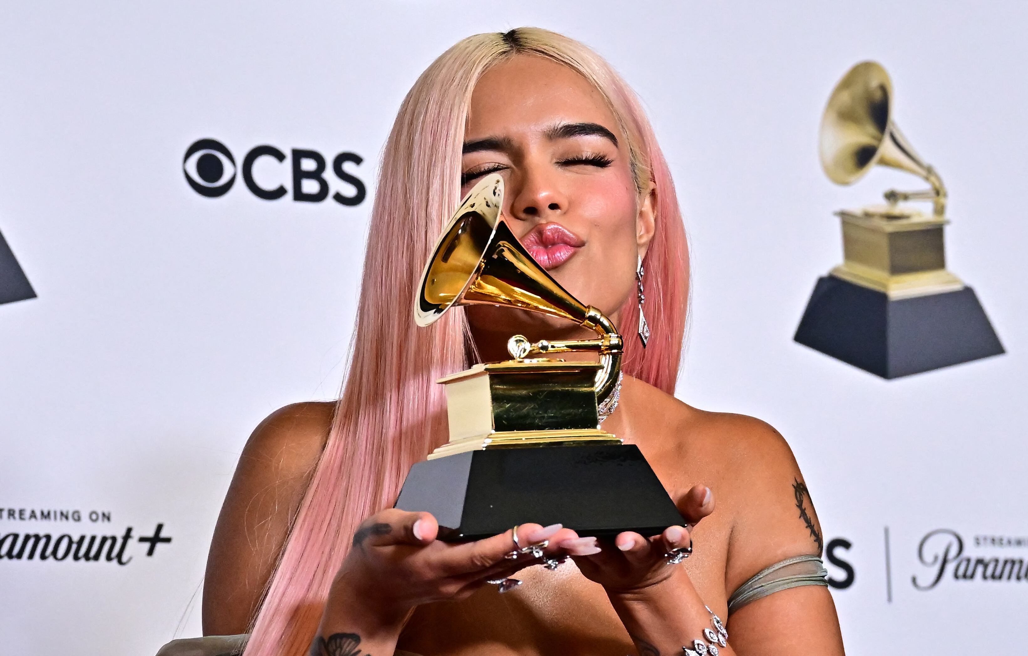 La cantante colombiana Karol G posa en la sala de prensa con el Grammy (Foto de FREDERIC J. BROWN/AFP vía Getty Images)