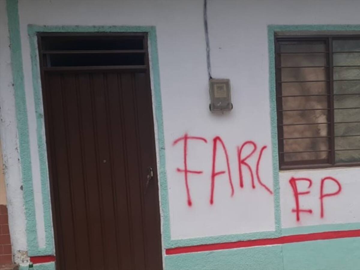 A menos de 100 metros de una Estación de Policía pintan grafitis de Farc en Cauca