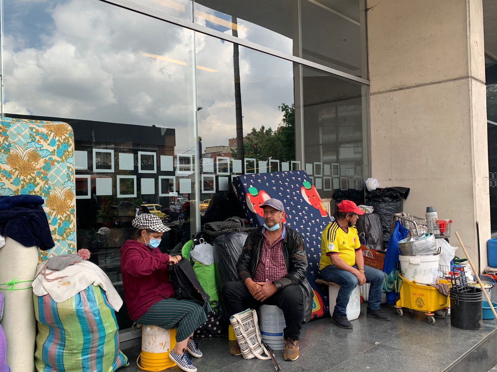 Víctimas de las Farc a las afueras de la JEP en Bogotá. Foto: Rafael Aristizábal