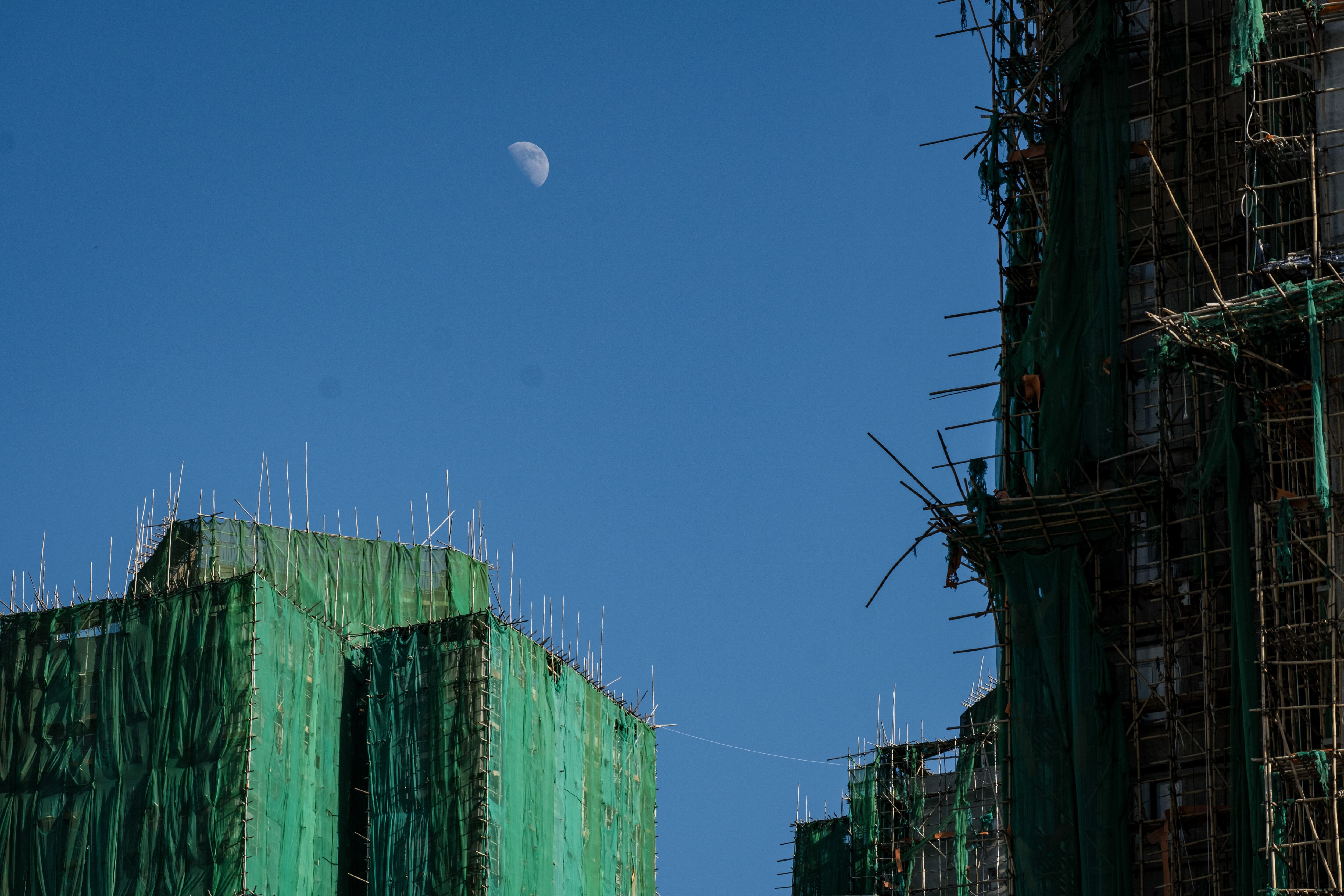 Restos de los edificios incendiados en Hong Kong. Foto: Daniel Lai/SOPA Images/LightRocket via Getty Images