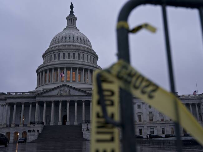 The U.S. Capitol stands past "Caution" tape in Washington, D.C., U.S. Photographer: Andrew Harrer/Bloomberg
