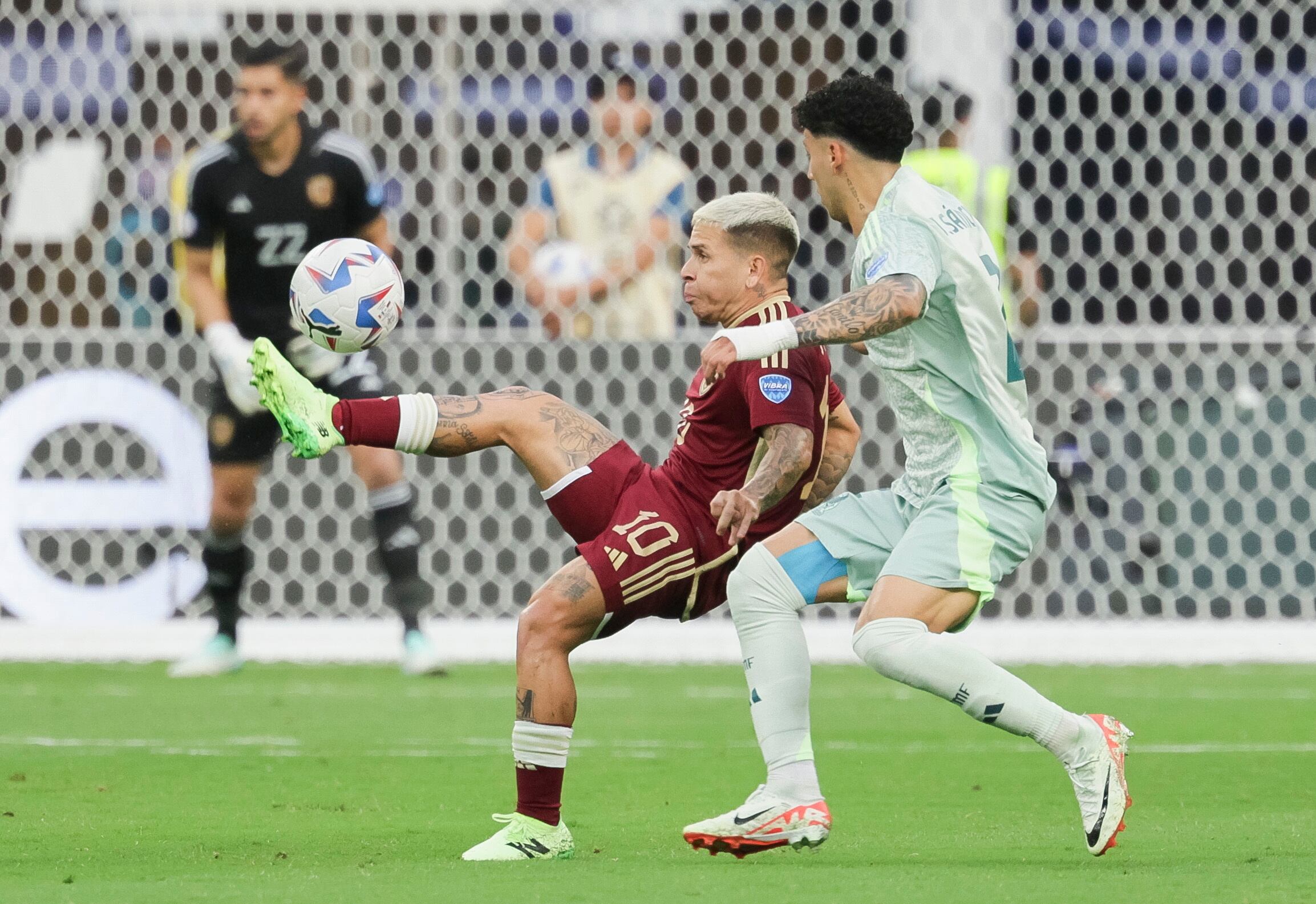 Inglewood (United States), 26/06/2024.- Venezuela's Yeferson Soteldo (L) and Jorge Sánchez (R) battle for the ball during the first half of the CONMEBOL Copa America 2024 group B soccer match between Venezuela and Mexico at SoFi Stadium in Inglewood, California, USA, 26 June 2024. EFE/EPA/ALLISON DINNER
