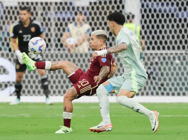 Inglewood (United States), 26/06/2024.- Venezuela's Yeferson Soteldo (L) and Jorge Sánchez (R) battle for the ball during the first half of the CONMEBOL Copa America 2024 group B soccer match between Venezuela and Mexico at SoFi Stadium in Inglewood, California, USA, 26 June 2024. EFE/EPA/ALLISON DINNER