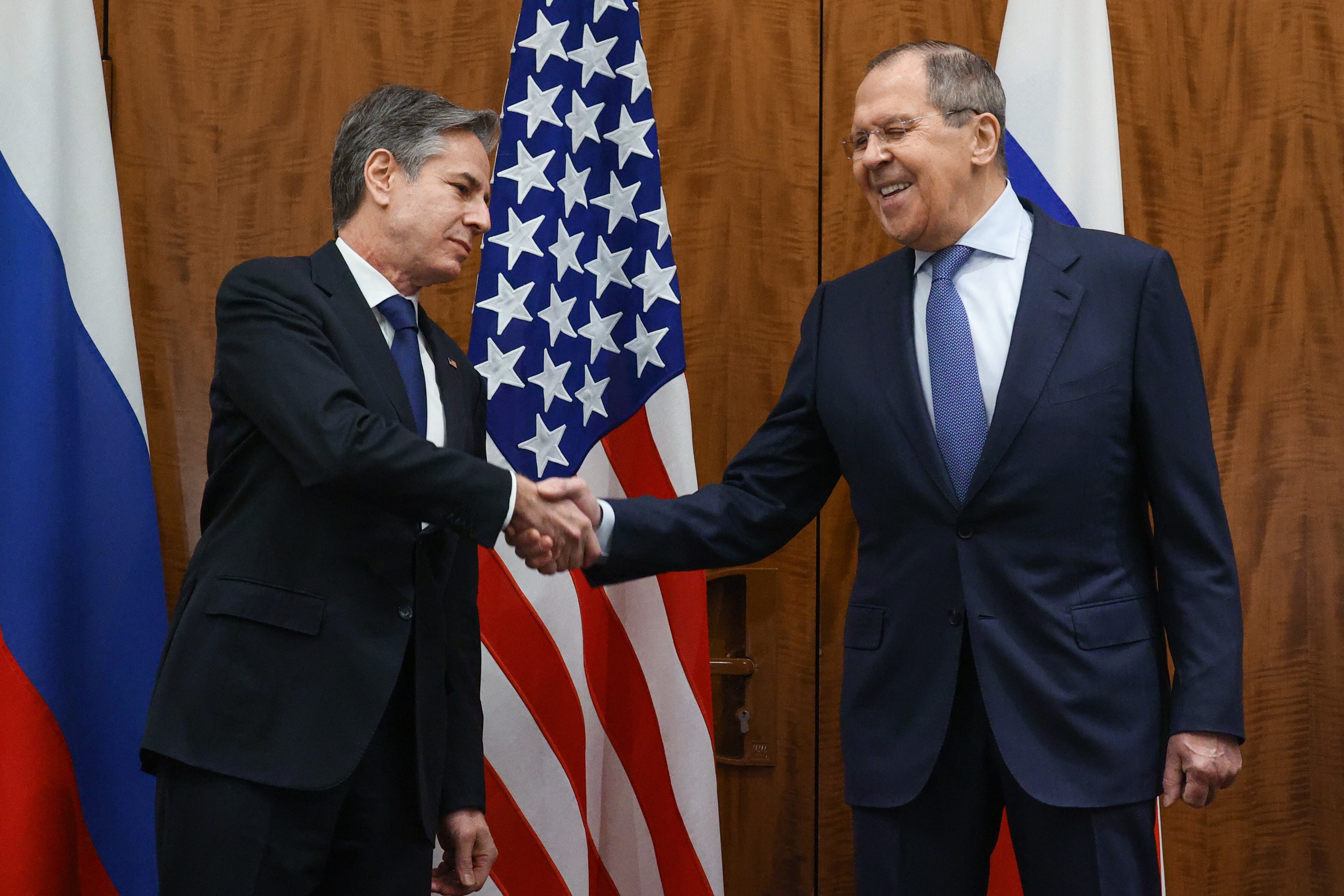 El secretario de Estado de EE.UU., Antony Blinken, y el ministro de Relaciones Exteriores de Rusia, Sergey Lavrov, se reúnen en Ginebra, Suiza, el 21 de enero de 2022. (Photo by Russian Foreign Ministry / Handout/Anadolu Agency via Getty Images)