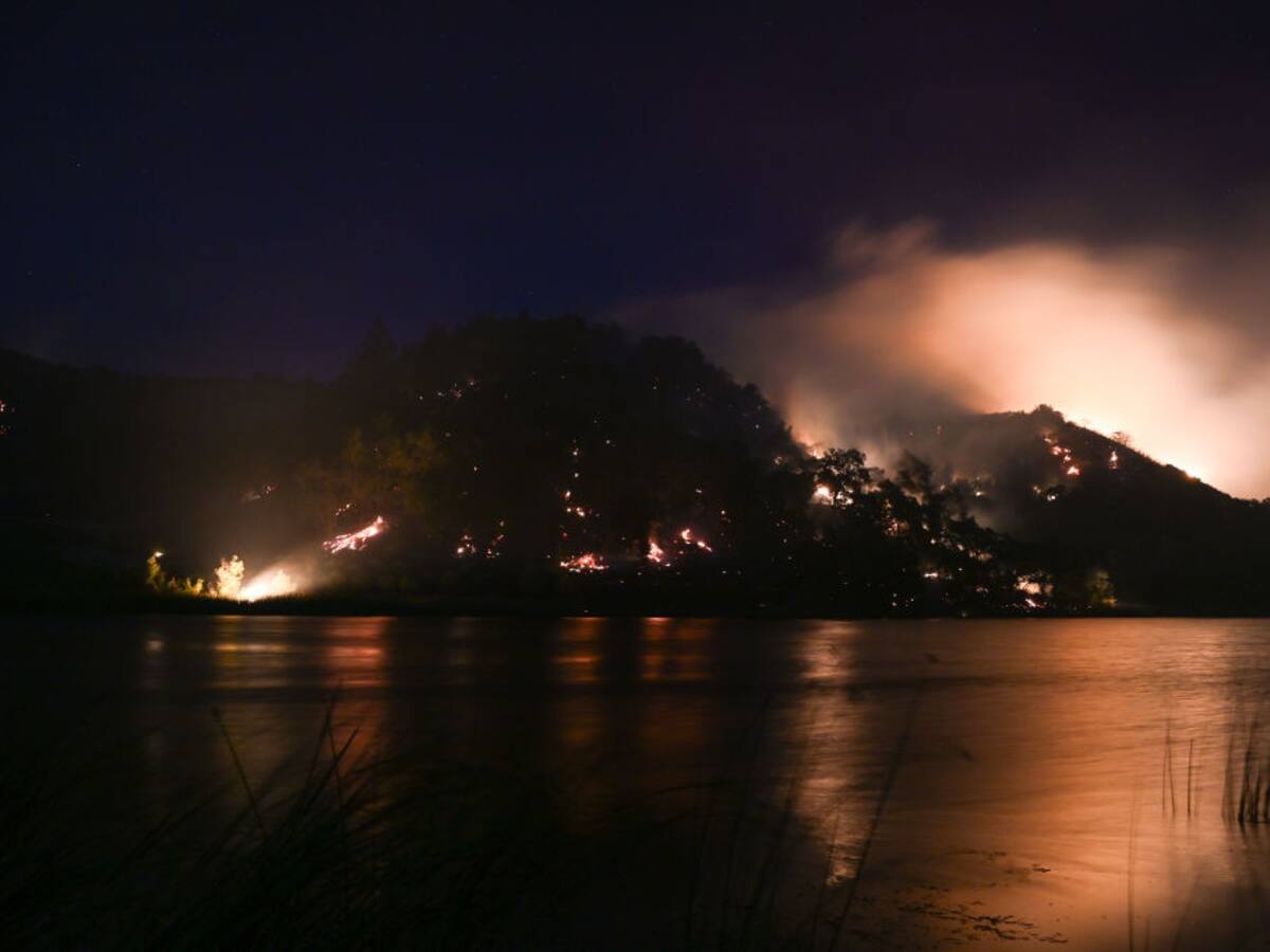 Incendios forestales en Nuevo México y California obligan a evacuar a miles de personas