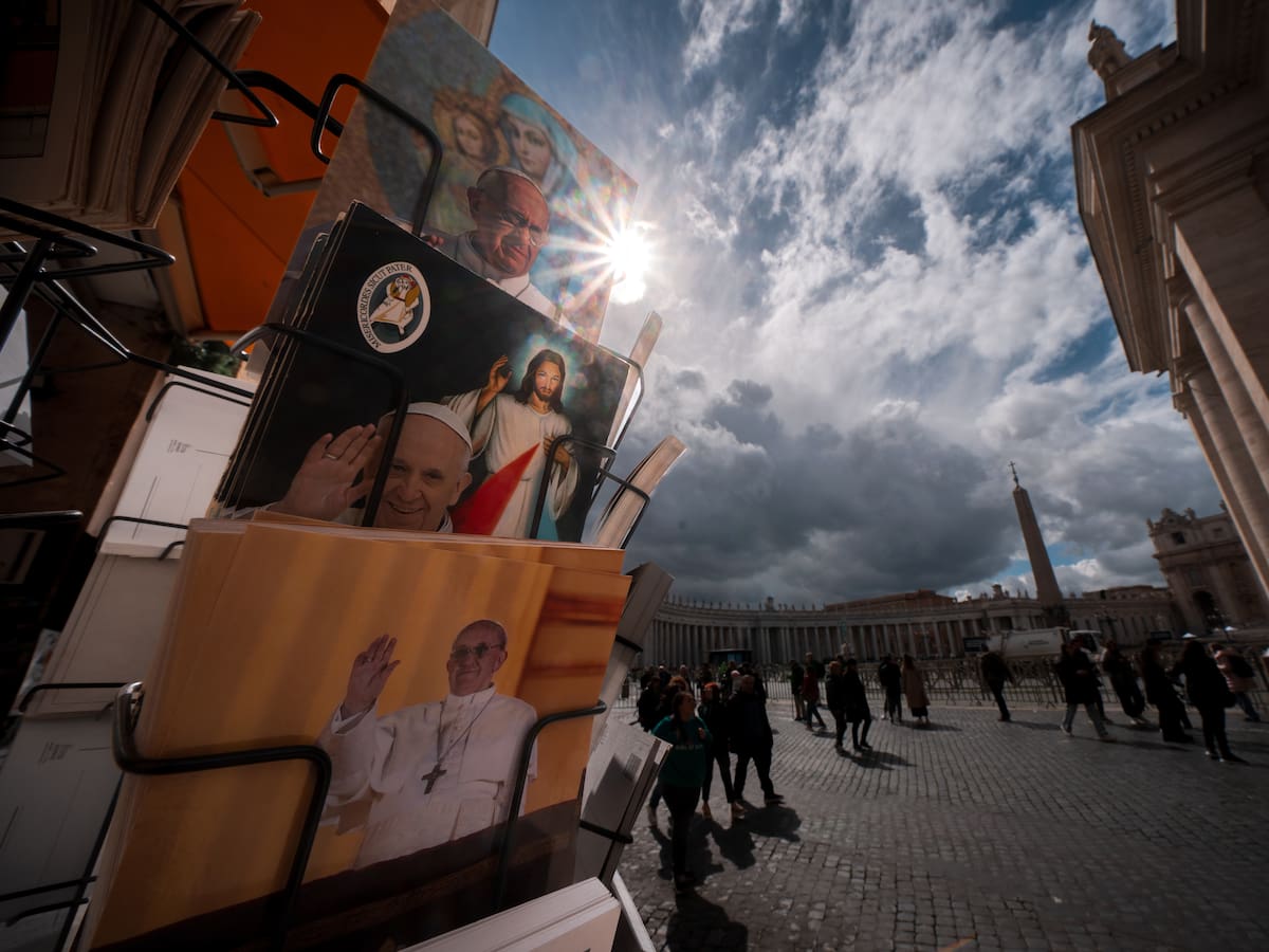 El papa durmió sin máscara de oxígeno en el hospital, un “buen paso” según médicos
