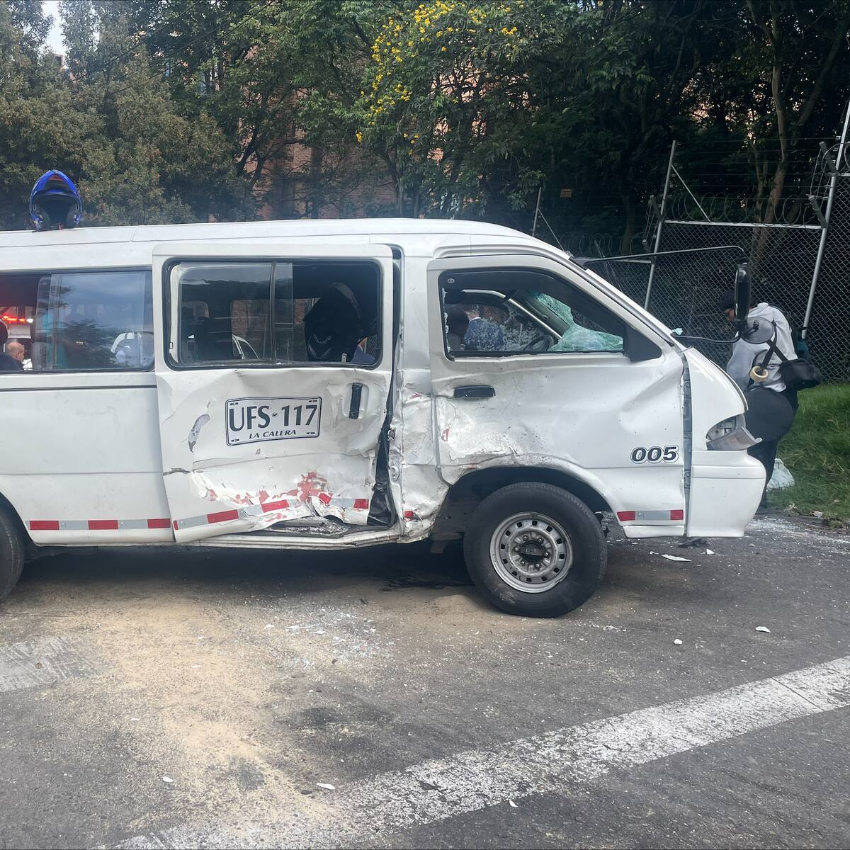 Choque en el oriente de Bogotá deja ruta escolar volcada
