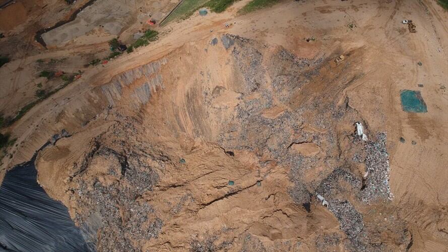 Un deslizamiento en el relleno sanitario de El Carrasco dejó dos vehículos atrapados y cuatro personas heridas. Foto: Alejandra Rodríguez