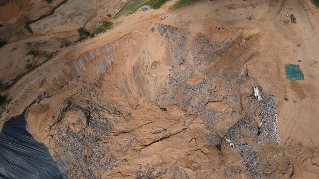 Un deslizamiento en el relleno sanitario de El Carrasco dejó dos vehículos atrapados y cuatro personas heridas. Foto: Alejandra Rodríguez
