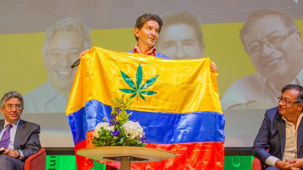 Luis Pérez propone que la bandera de Colombia tenga un nuevo símbolo: la hoja de la marihuana.