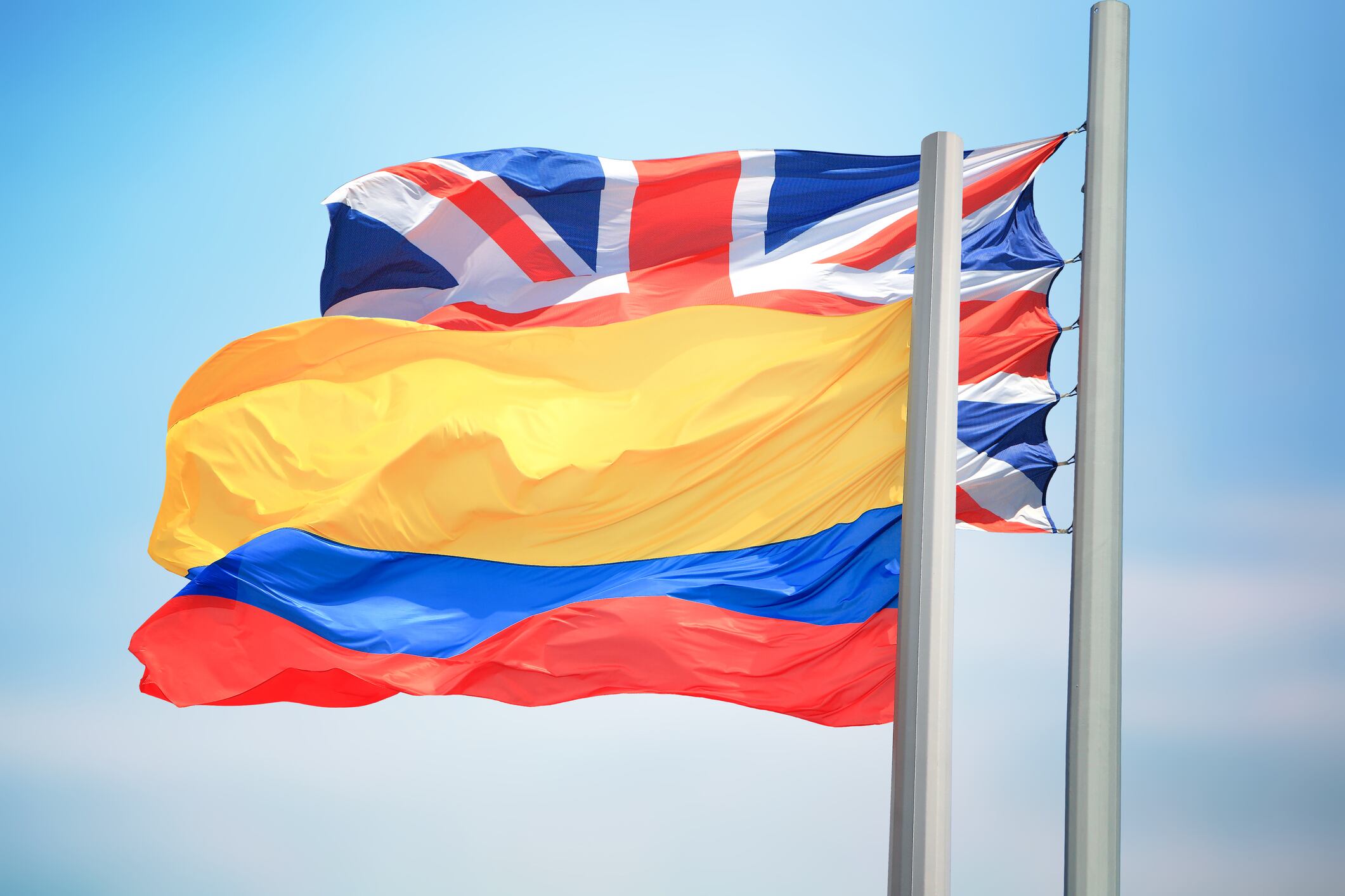 Banderas de Colombia y Reino Unido. Foto: Getty Images.