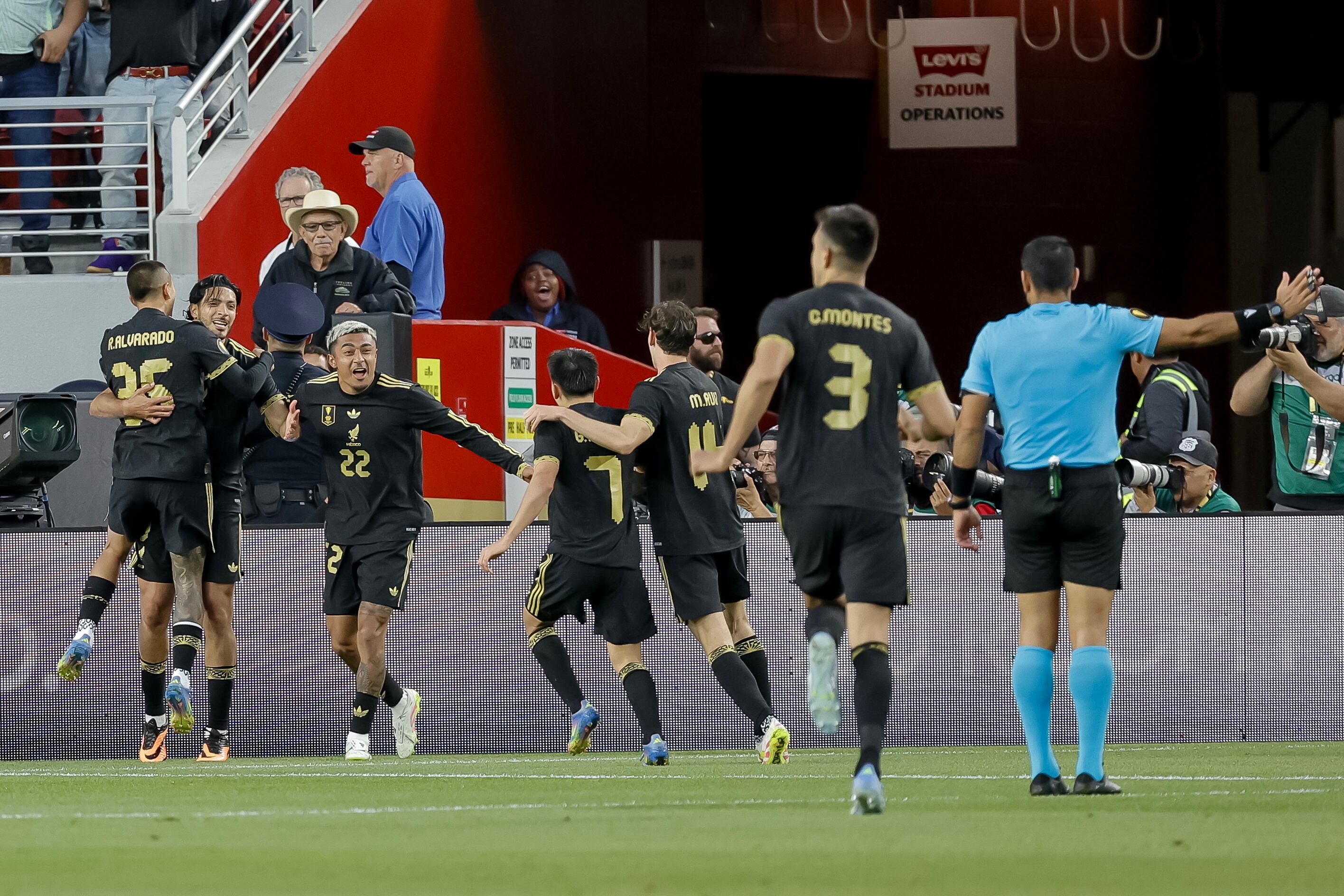 México derrotó 1-0 con sufrimiento a Honduras y se clasificó a la final de la Copa Oro. EFE/EPA/JOHN G. MABANGLO