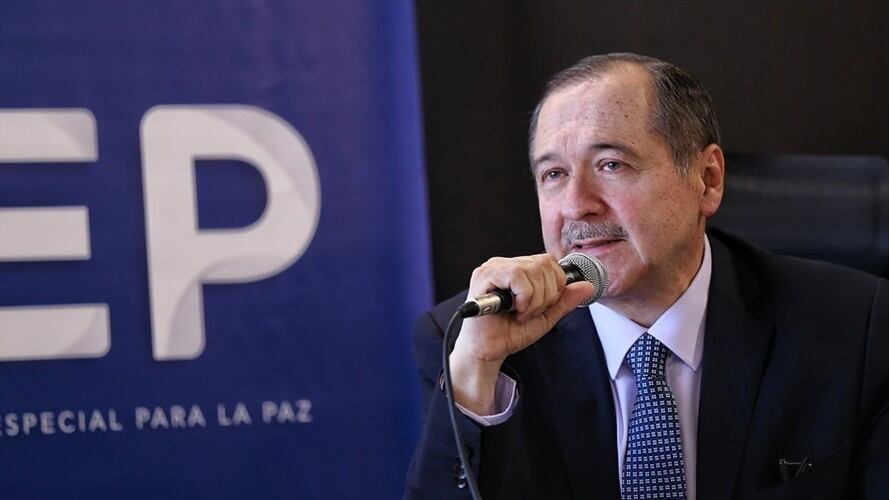 Dos ciudadanos cuestionaron a tribunal Eduardo Cifuentes por firmar un comunicado de respaldo al diálogo impulsado por el gobierno y apoyado por presidentes de Altas Cortes. Foto: Colprensa / CAMILA DÍAZ