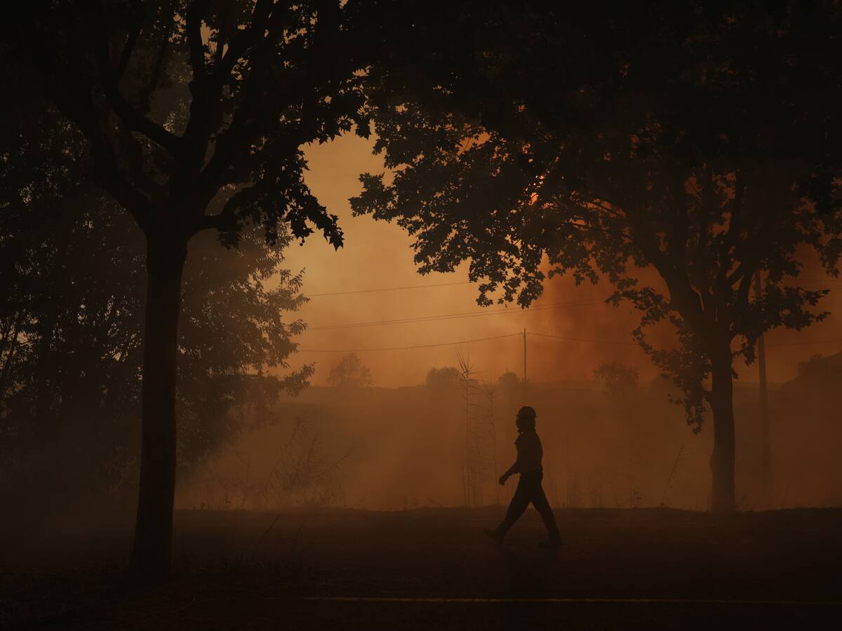 El fuego sigue arrasando miles de hectáreas con un calor extremo en España
