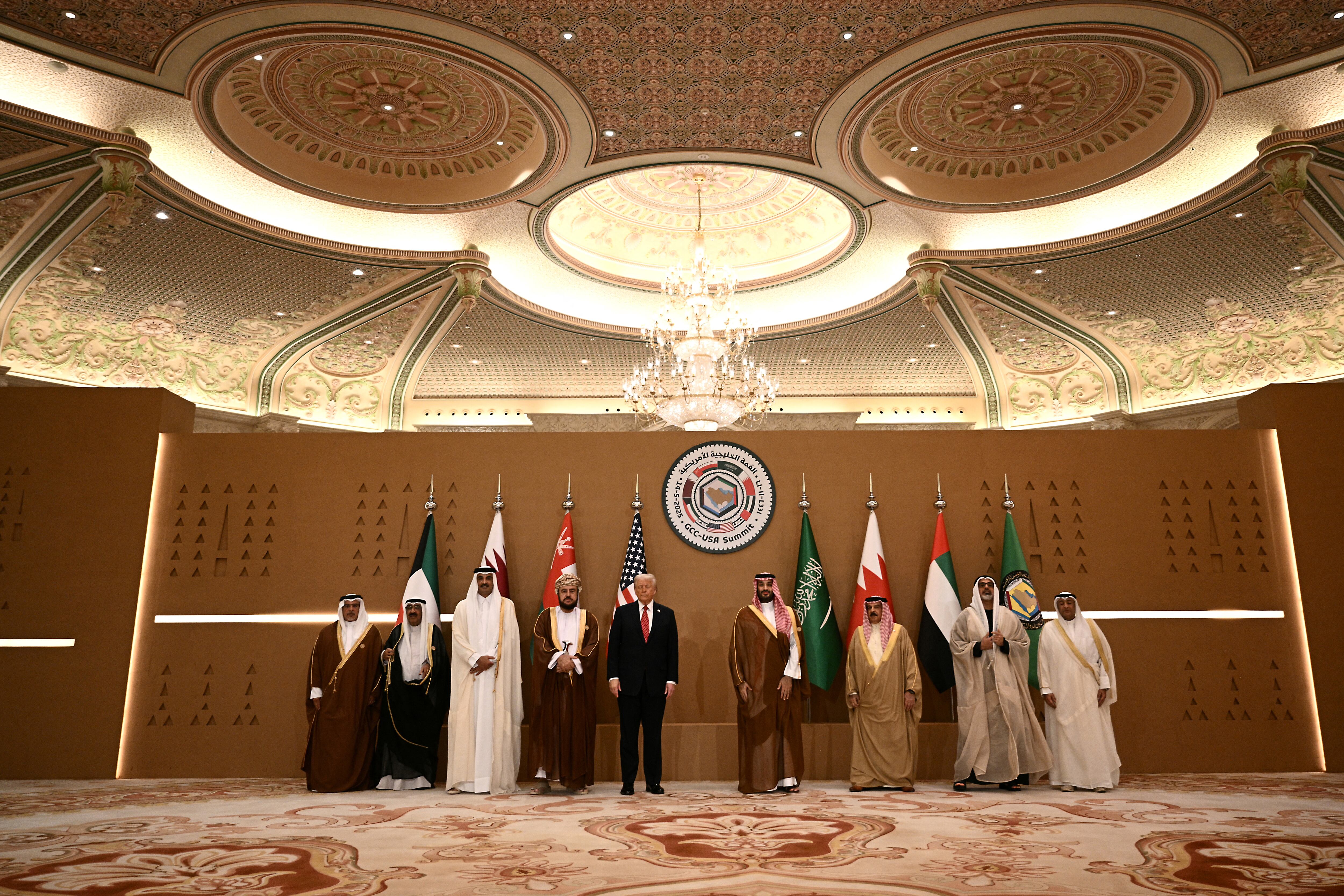 Donald Trump y Salman bin Hamad al-Khalifa. Foto: BRENDAN SMIALOWSKI/AFP via Getty Images.