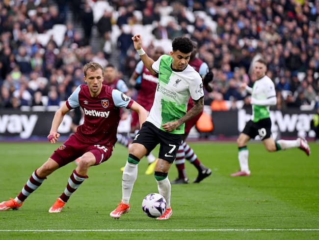 Luis Díaz durante el partido entre Liverpool y West Ham por la Premier League. (Photo by Andrew Powell/Liverpool FC via Getty Images)