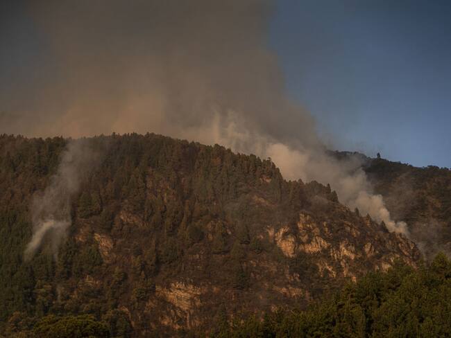 Vista general del incendio forestal del cerro El Cable el 26 de enero de 2024 en Bogotá, Colombia. (Photo by Diego Cuevas/Getty Images)