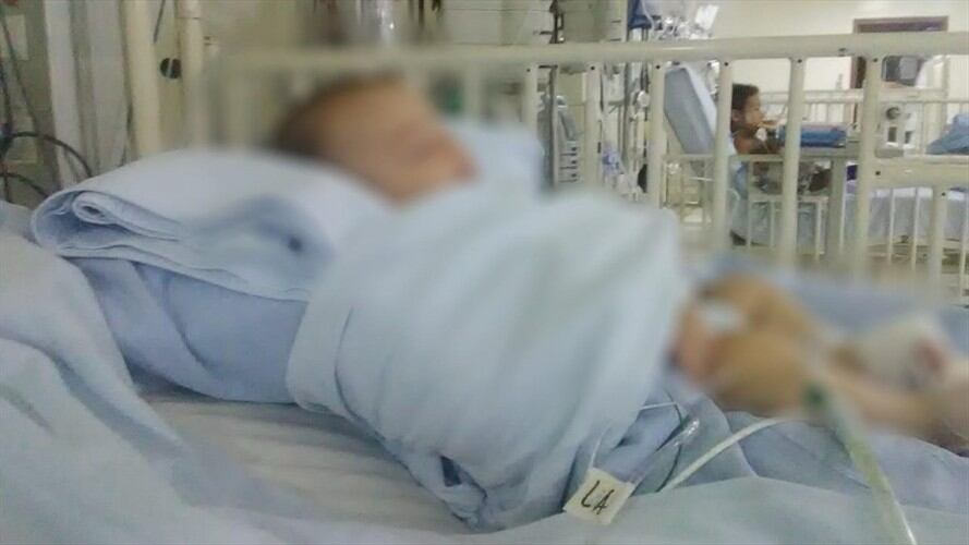 La abuela de la bebé, Astrid Caro, aseguró que la complicación de su nieta se debe a que le suministraron mal la dosis de acetaminofén. Foto: Suministrada por Astrid Caro