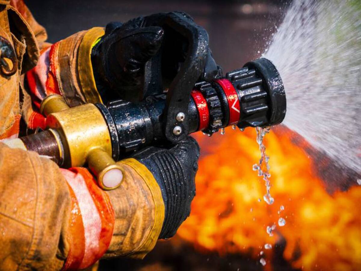 Vigilante incendió cancha de colegio en el Atlántico por el no pago de su sueldo