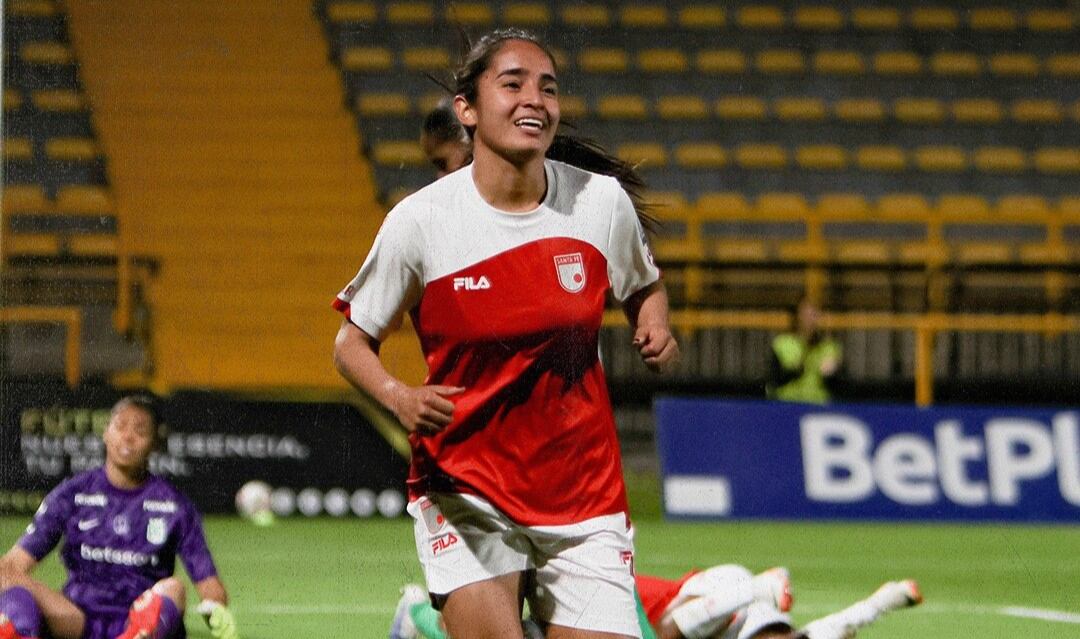 Mari Zamorano celebra un gol con Independiente Santa Fe ante Atlético Nacional, el 28 de agosto de 2025, en el Estadio Metropolitano de Techo. FOTO: Independiente Santa Fe/X