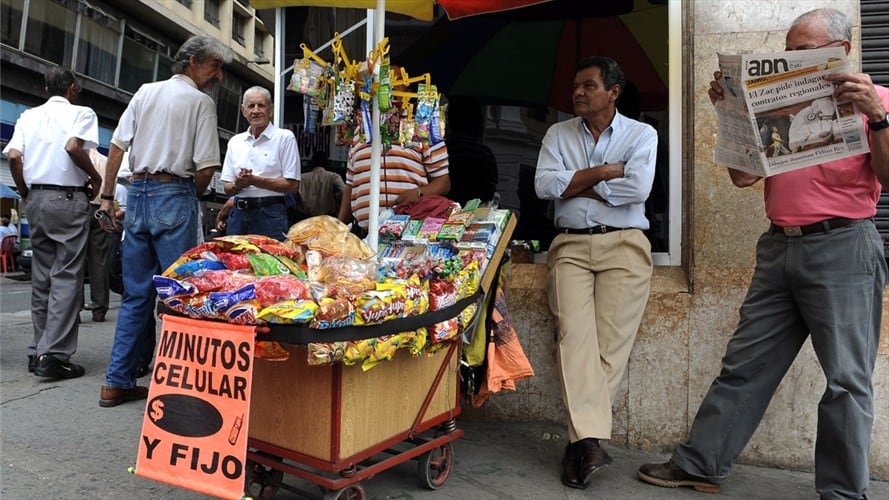 En el documento, se prohibía la venta de comestibles, frutas, víveres y mercancías en general, además de arrestar a los vendedores ambulantes de dicho municipio y decomisar sus mercancías. Foto: Getty Images