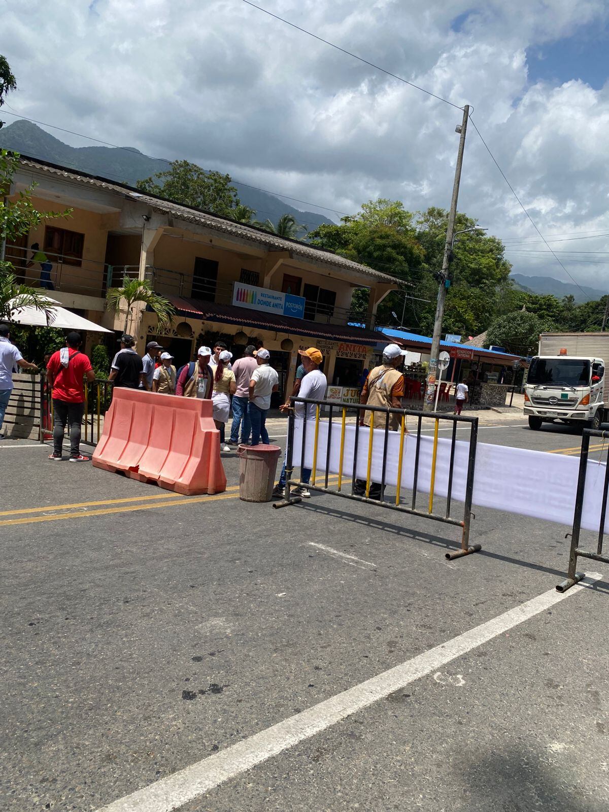 Bloqueo de la vía a la altura del Parque Tayrona/ Cortesía