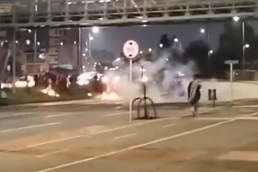 Policías fueron atacados con artefactos incendiarios durante disturbios en Bogotá. Foto: Captura de pantalla.