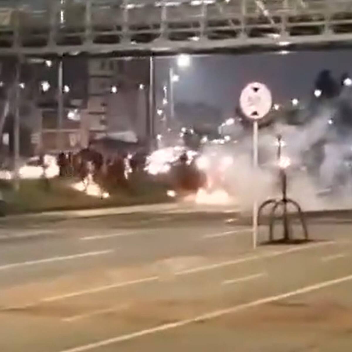 Policías fueron atacados con artefactos incendiarios durante disturbios en Bogotá