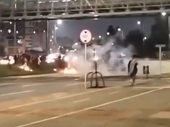 Policías fueron atacados con artefactos incendiarios durante disturbios en Bogotá. Foto: Captura de pantalla.