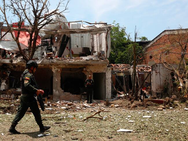AME1786. JAMUNDI (COLOMBIA), 22/09/2023.- Un policía camina cerca de una vivienda destruida por un carro bomba, activado contra una subestación de policía hoy, en el corregimiento Potrerito, del municipio de Jamundí, Valle del Cauca (Colombia). Al menos cinco personas resultaron heridas este viernes en una zona rural del departamento del Valle del Cauca después de la explosión de un carro bomba en cercanías de una estación policial de la localidad de Jamundí, informó la Policía. EFE/Ernesto Guzmán
