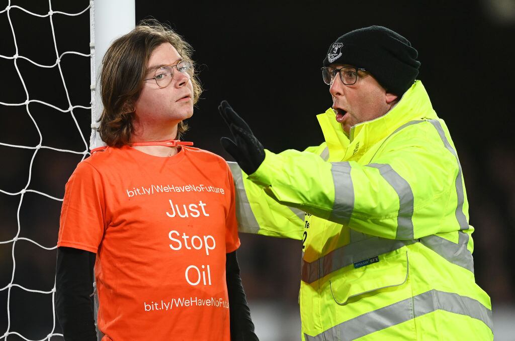 Manifestante se amarra a la red durante el partido de la Premier League entre Everton y Newcastle United en Goodison Park(Photo by Michael Regan/Getty Images)