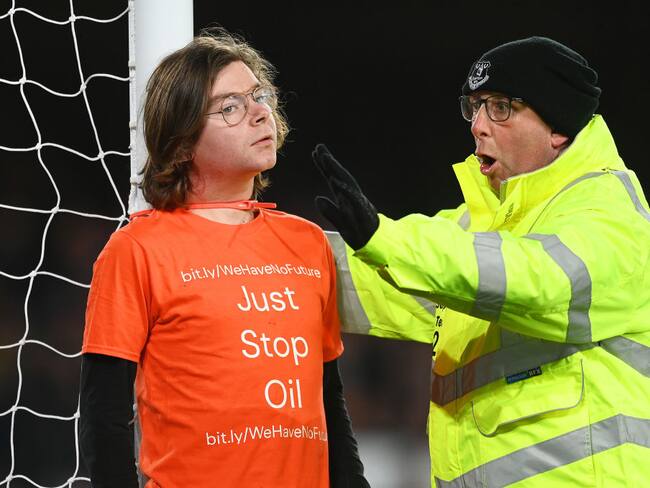 Manifestante se amarra a la red durante el partido de la Premier League entre Everton y Newcastle United en Goodison Park(Photo by Michael Regan/Getty Images)