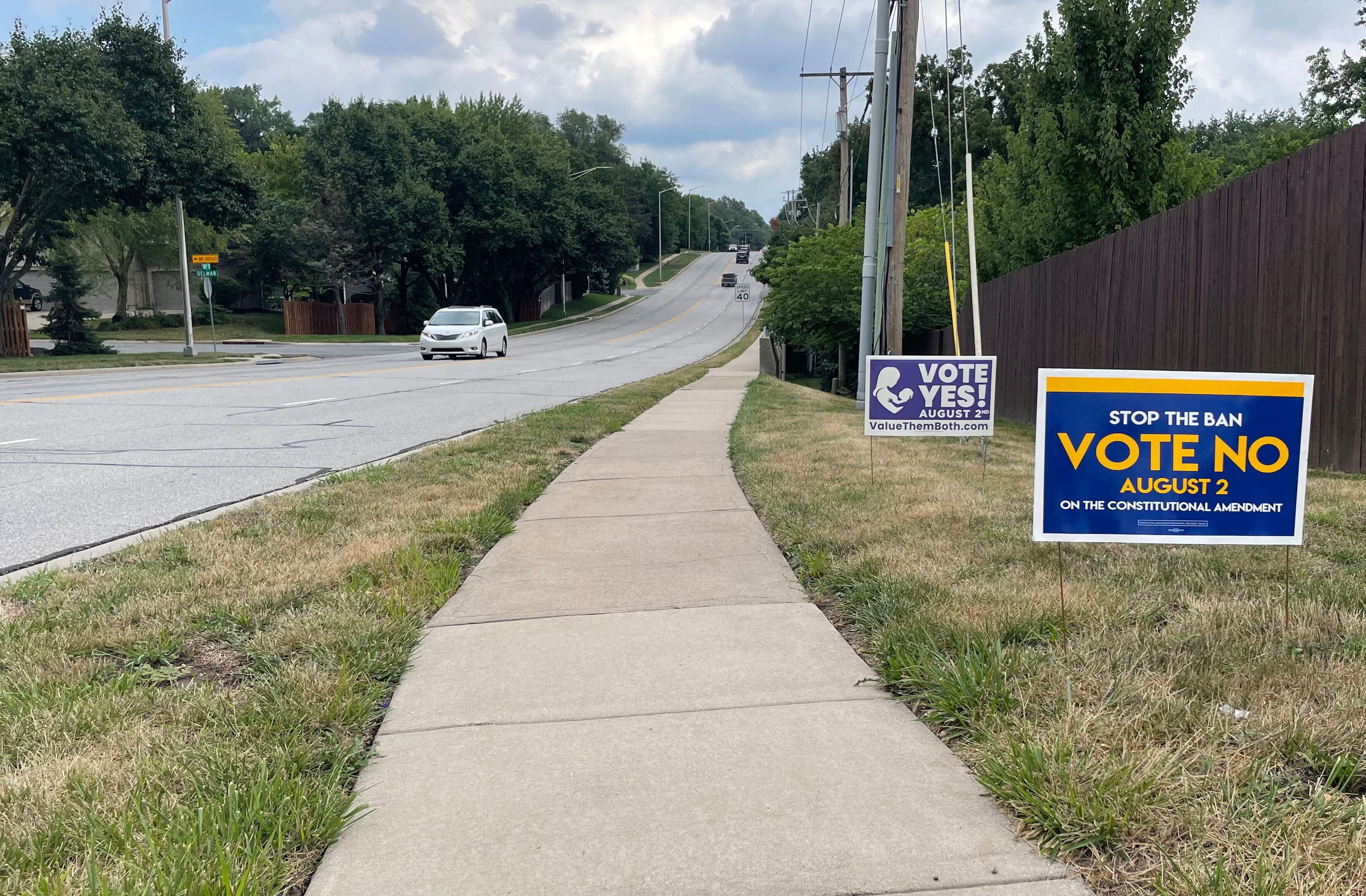 Letreros de campaña en Kansas. Foto: CAITLIN WILSON/AFP via Getty Images