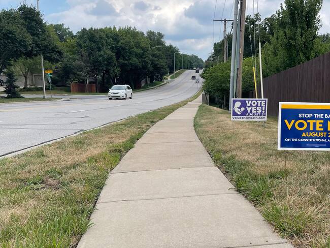 Letreros de campaña en Kansas. Foto: CAITLIN WILSON/AFP via Getty Images