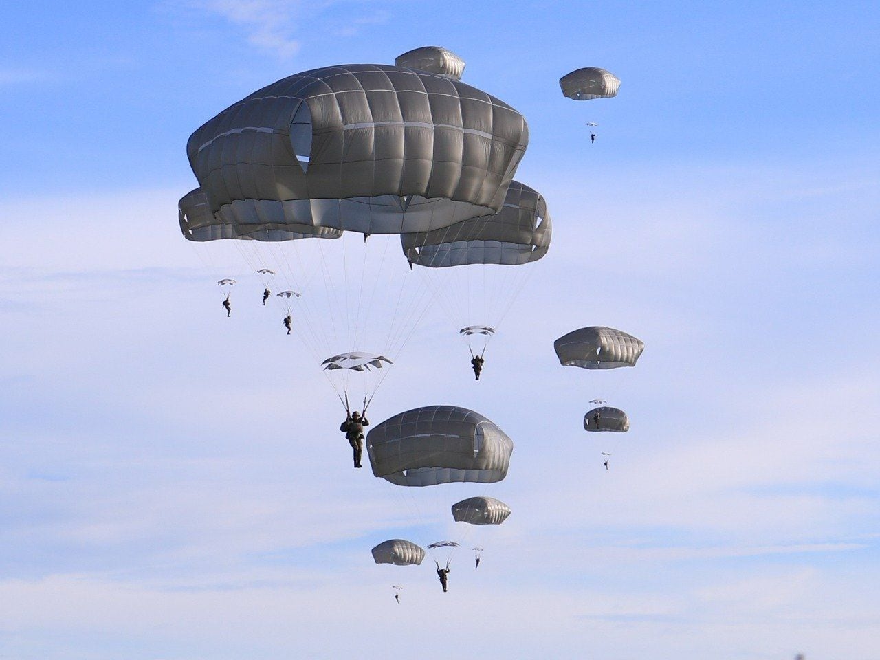 Militar sufrió accidente de paracaidismo en Tolemaida. Foto: Cortesía Ejército Nacional.