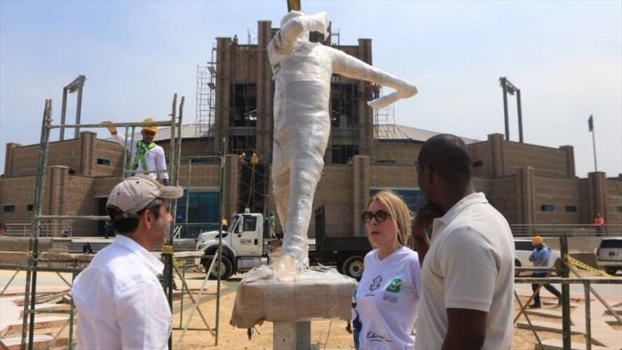Instalan estatua de Édgar Rentería en el nuevo estadio de béisbol. Foto: Cortesía