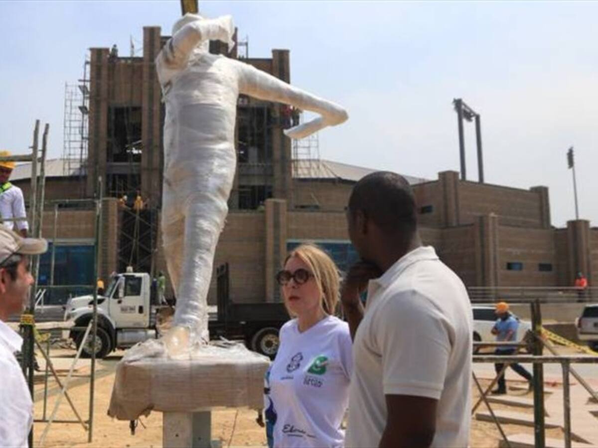 Instalan estatua de Édgar Rentería en el nuevo estadio de béisbol