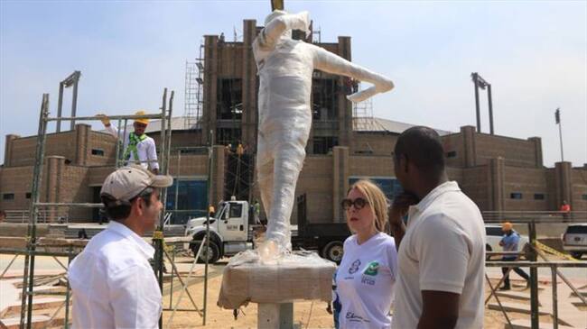 Instalan estatua de Édgar Rentería en el nuevo estadio de béisbol. Foto: Cortesía