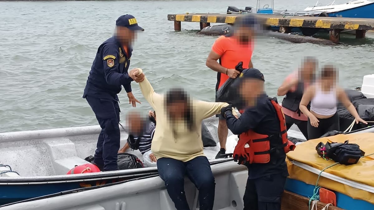Armada de Colombia rescató a 3 azerbaiyanos, 12 indios y 16 venezolanos en altamar