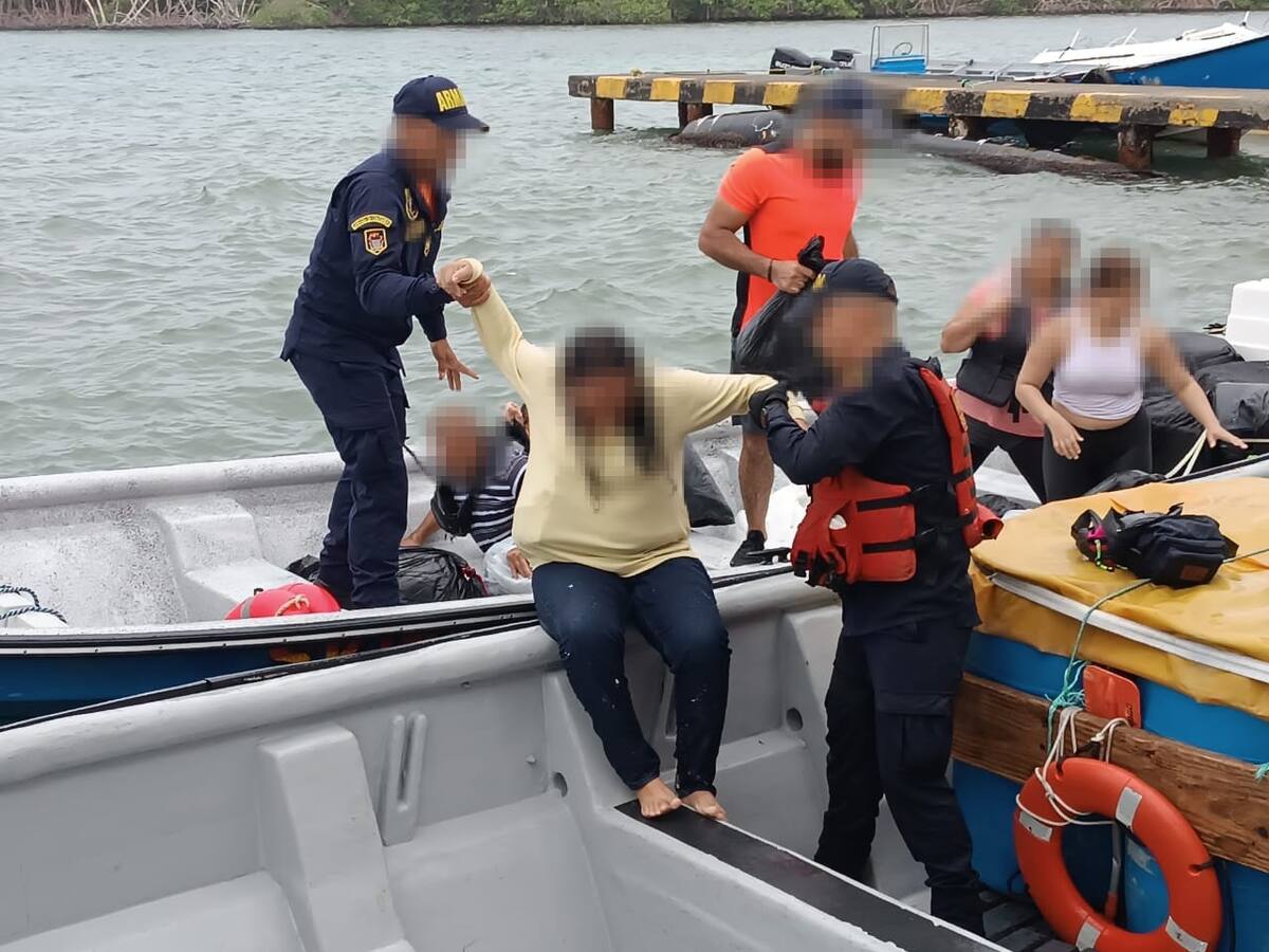 Armada de Colombia rescató a 3 azerbaiyanos, 12 indios y 16 venezolanos en altamar