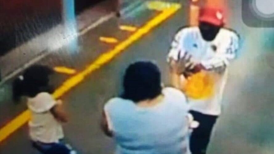 Las cámaras de seguridad del sitio captaron el momento del ataque. Foto: Cortesía