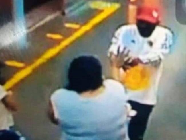 Las cámaras de seguridad del sitio captaron el momento del ataque. Foto: Cortesía