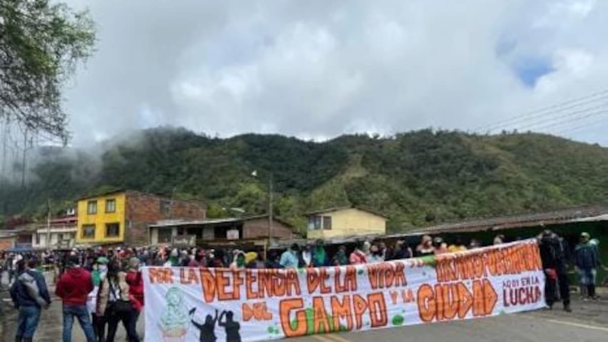 Persiste el bloqueo de comunidades campesinas en la vía Panamericana entre Popayán y Pasto