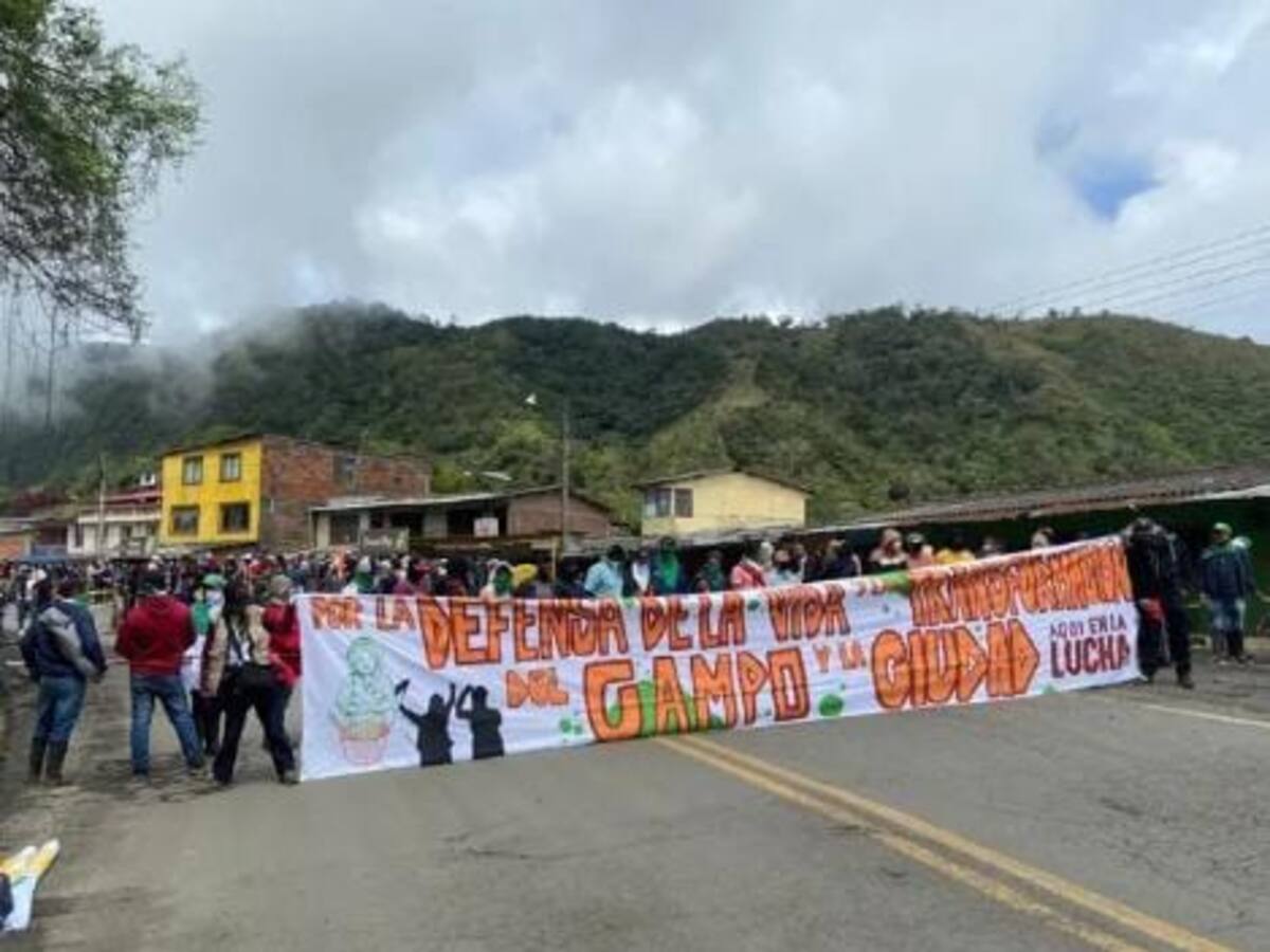 Persiste el bloqueo de comunidades campesinas en la vía Panamericana entre Popayán y Pasto