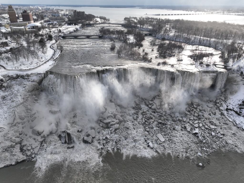 Las extremas temperaturas bajas han logrado congelar gran parte de las Cataratas del Niágara.